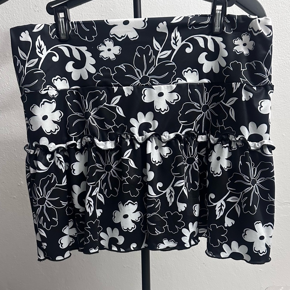 Black White Floral Mini Skirt SHEIN Large Chic Ruffle Hem Stretch Waist NWOT
